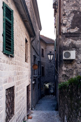 Fototapeta na wymiar Narrow street in the old town of Kotor, Montenegro