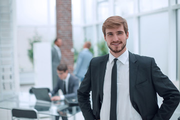 Fototapeta premium close up. smiling businessman standing in his office.