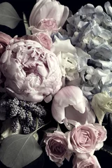 Schöner Blumenstrauß aus verschiedenen Blumen, Nahaufnahme. Blumenkartendesign mit dunklem Vintage-Effekt © New Africa