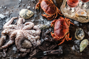 Zusammenstellung von Meeresfrüchten mit feinschmeckerischem Abendessenhintergrund der rohen frischen Krake,austern und mit roten krabben