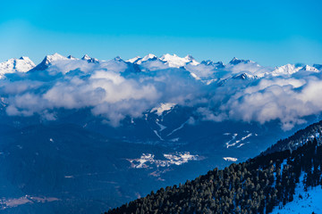 Blick aufs schneebedeckte Karwendelgebirge