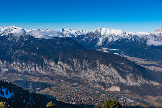 Blick ins Inntal und auf die Lechtaler Alpen
