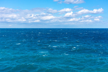 Obraz premium View of a rough sea with blue sky