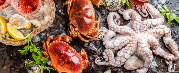 Zusammenstellung von Meeresfrüchten mit feinschmeckerischem Abendessenhintergrund der rohen frischen Krake,austern und mit roten krabben - obrazy, fototapety, plakaty