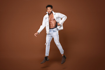 Fototapeta na wymiar Fashionable fit african man in jeans.
