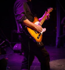 Obraz premium Musician playing his guitar in concert
