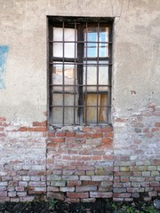 Vecchia finestra sul muro di una casa da ristrutturare