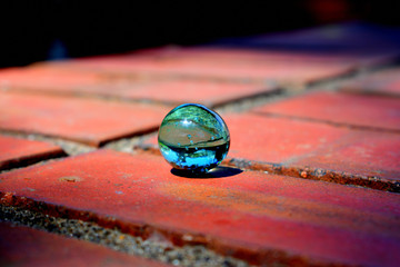 光を当てた綺麗で透明なビー玉 Wall Mural Wallpaper Murals Hanasaki