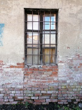 Vecchia finestra sul muro di una casa da ristrutturare