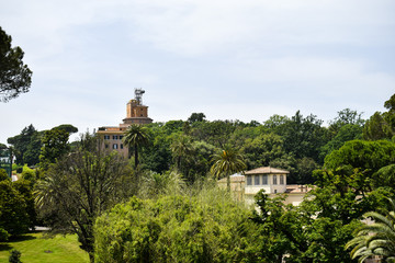 vista aérea de unas casas en el bosque.