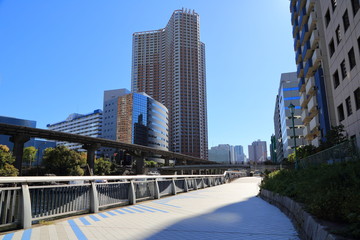 芝浦運河沿いの遊歩道と高層ビル群