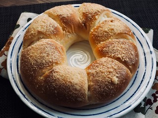 신선한 원형모양의 크림치즈 빵과 우유