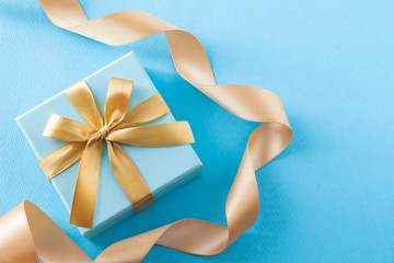 鮮やかな青いリボンとこげ茶色の背景のプレゼントのイメージ Canvas Print C11yg 鮮やかな青いリボンとこげ茶色の背景のプレゼントのイメージ Canvas Print C11yg