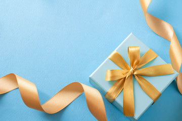 鮮やかな青いリボンとこげ茶色の背景のプレゼントのイメージ Wall Mural C11yg 鮮やかな青いリボンとこげ茶色の背景のプレゼントのイメージ Wall Mural C11yg