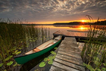 Fotobehang Mooie zomerse zonsopgang boven het meer © Piotr Krzeslak
