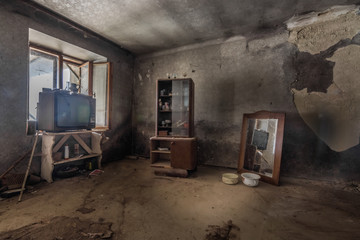 fernseher vitrine mit spiegel in einem zimmer