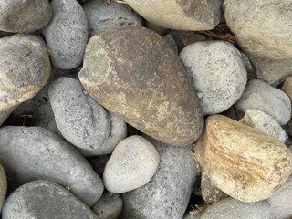 piedras de río de diferentes tamaños