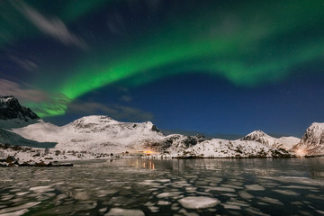 Fototapeta na wymiar The northern lights, Norway, the Lofoten islands around the town of Nussfjord