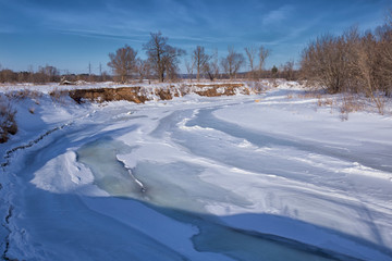 Obraz premium Winter frozen river on a sunny day