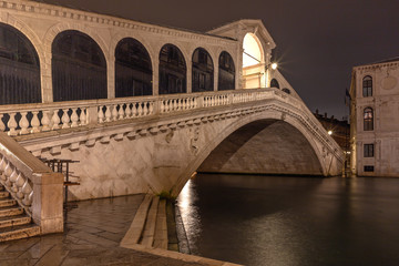 Fototapeta na wymiar Beleuchtete Rialto Brücke in Venedig bei Nacht
