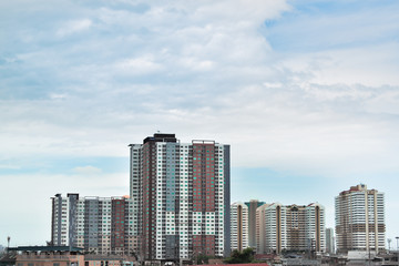 Obraz na płótnie Canvas MODERN BUILDINGS IN CITY AGAINST SKY