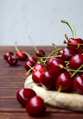 Leckere rote frisch geerntete Kirschen auf einem Holztisch - Sommerzeit ist Kirschenzeit