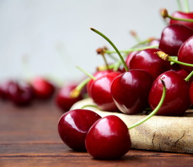 Frisch geerntete rote leckere Kirschen auf einem Holztisch