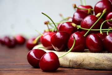 Leckere rote frisch geerntete Kirschen auf einem Holztisch - Sommerzeit ist Kirschenzeit