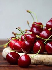 Frisch geerntete rote leckere Kirschen auf einem Holztisch