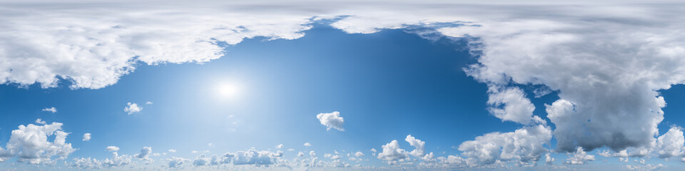 Nahtloses Panorama mit blau-weißem Himmel 360-Grad-Ansicht mit schönen Wolken mit Zenit zur...