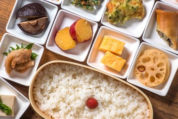 おべんとう　Japanese style famous lunch box (bento)