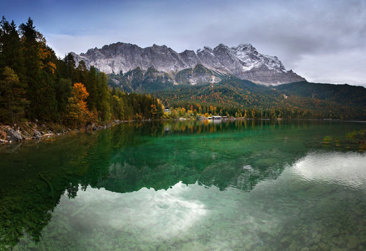 Zugspitz Panorama nahe Garmisch Partenkirchen mit dem Eibseeim Vordergund im herbstlichem Gewand