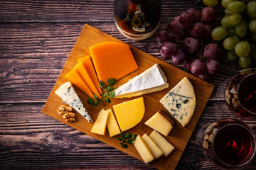 チーズの盛り合わせと赤ワイン