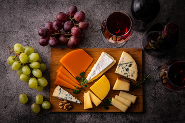 チーズの盛り合わせと赤ワイン