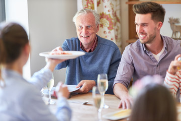 Großvater bekommt einen Teller Spaghetti