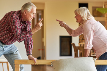 Senioren stehen sich wütend gegenüber