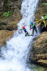 Tollkühner Sprung direkt in einen Wasserfall hinein