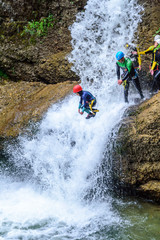 Tollkühner Sprung direkt in einen Wasserfall hinein