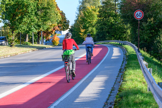 Radfahrer mit eigener Spur im innerst&auml;dtischen Verkehr unterwegs