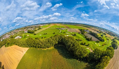 Blick auf eine Golfanlage zwischen Augsburg-Göggingen und Inningen