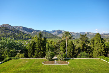 Fototapeta na wymiar Amplio jardín mediterráneo con vistas a las montañas