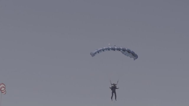 skydiver prepare to landing