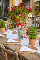 Mesa decorada con tomates y plantas en patio mediterráneo