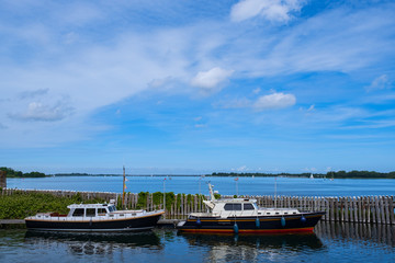 Zwei Boote im Hafen von Veere/Niederlande an der Nordsee