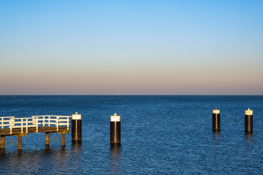 Der Anlegesteg von Medemblik/Niederlande am IJsselmeer im Abendlicht