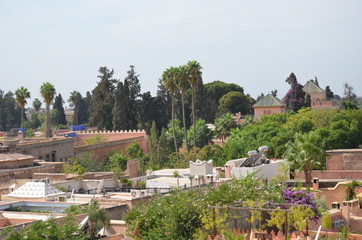 Vue panoramique souks Marrakech médina toit ciel