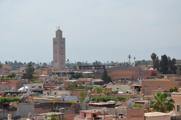 Naklejka premium Vue panoramique souks Marrakech médina toit ciel