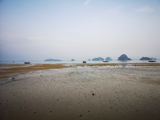 Tup Kaek Beach, Krabi, Thailand, vor Sonnenaufgangm Ebbe