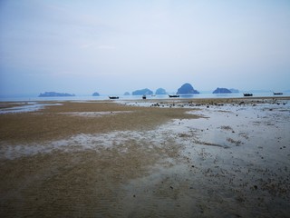 Tup Kaek Beach, Krabi, Thailand, vor Sonnenaufgangm Ebbe