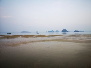 einsamer Strand im Morgengrauen